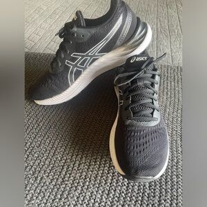 EUC Asics size 11 women's comfy athletic shoe. Walk, run, vacation, travel,